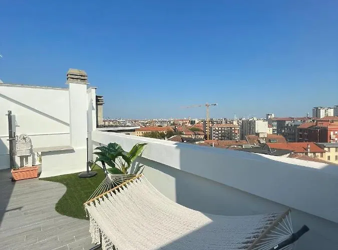 Appartamento Con Ampia Terrazza E Vista Su Milano